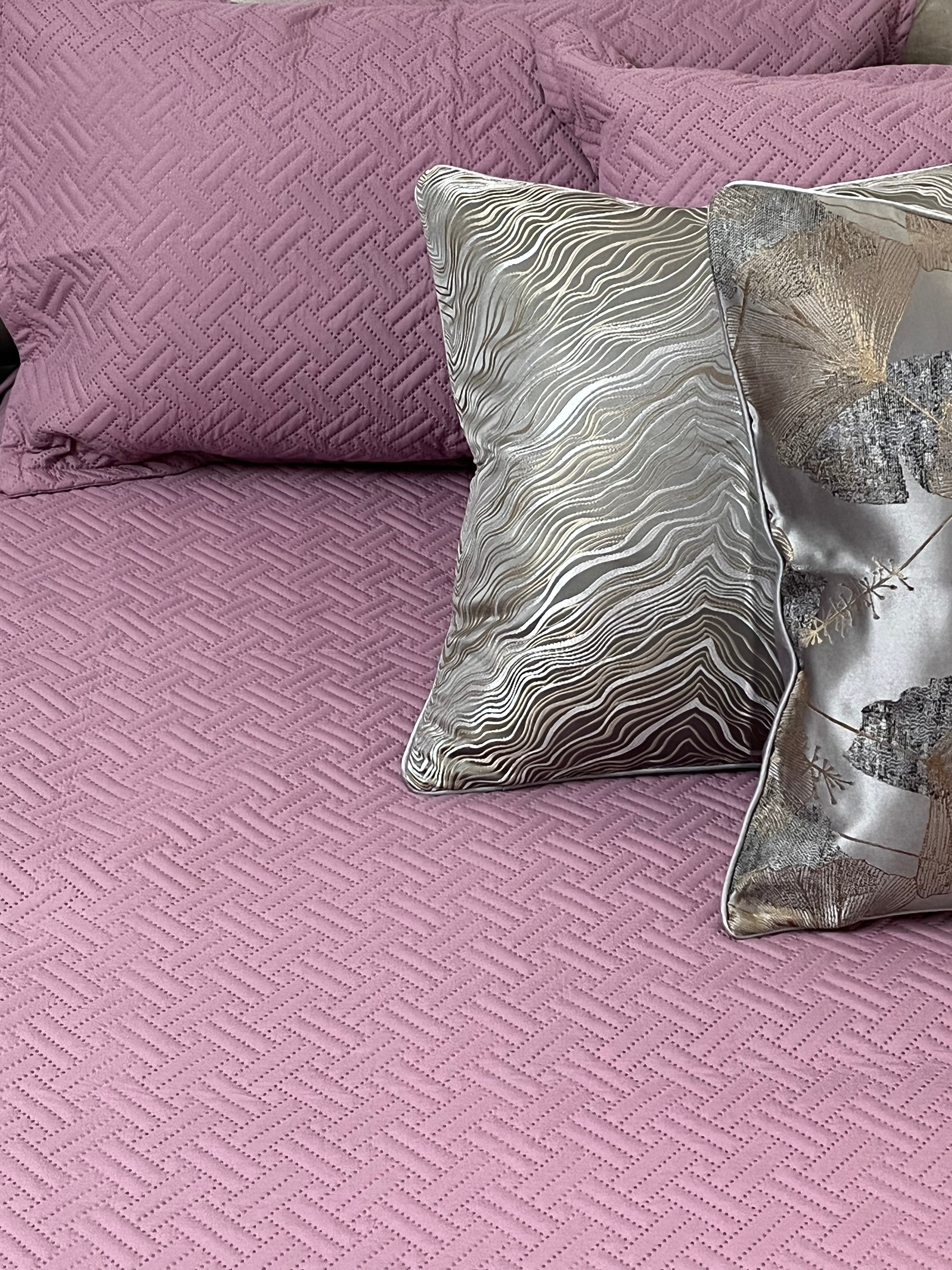 Light Mauve Ultrasonic King Size Bedspread 90x100 inches