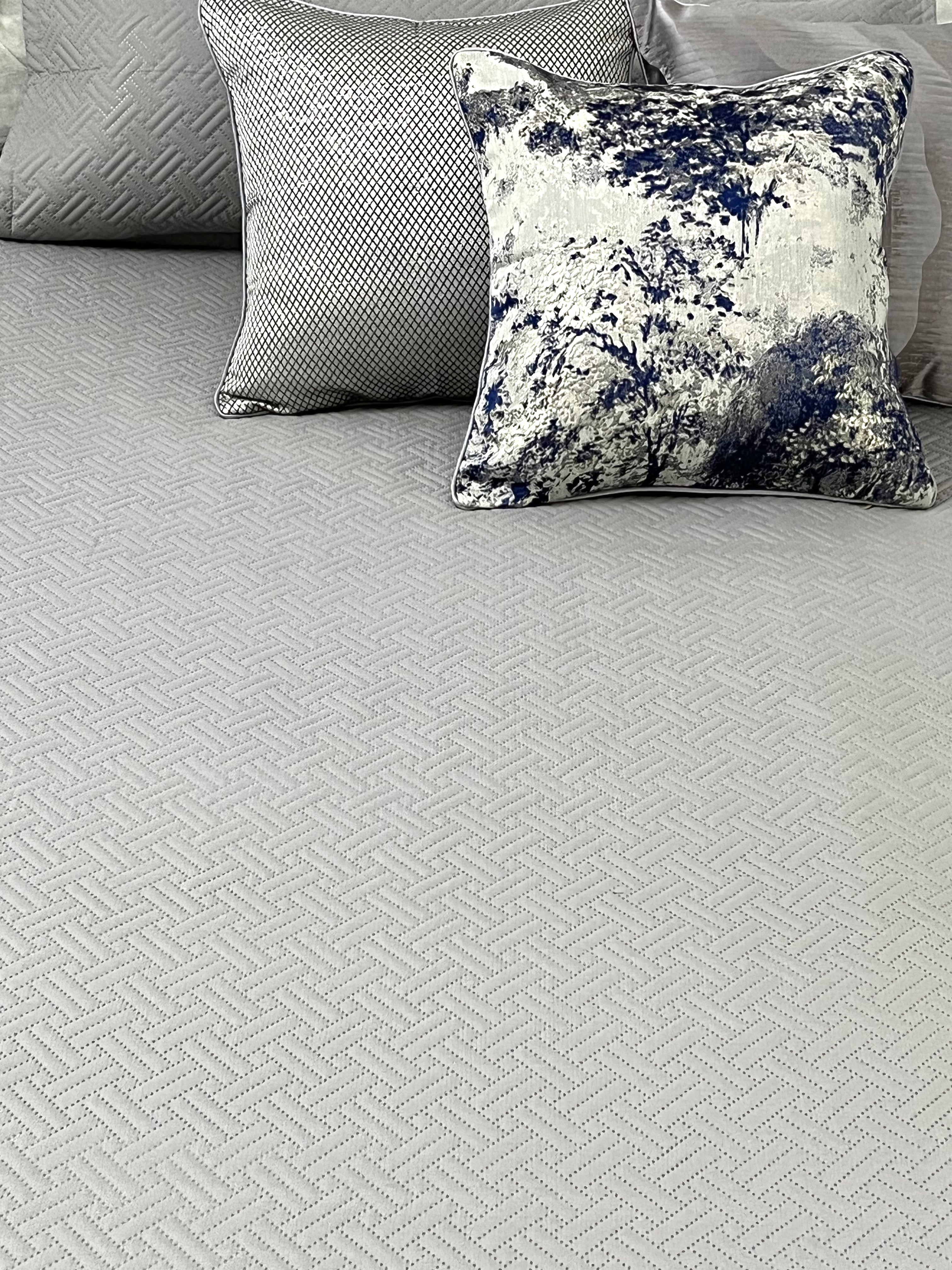 Light Grey King Size Ultrasonic Bedspread I Bedcover With 2 Pillow Covers (Luxurious, 90x100 Inches)