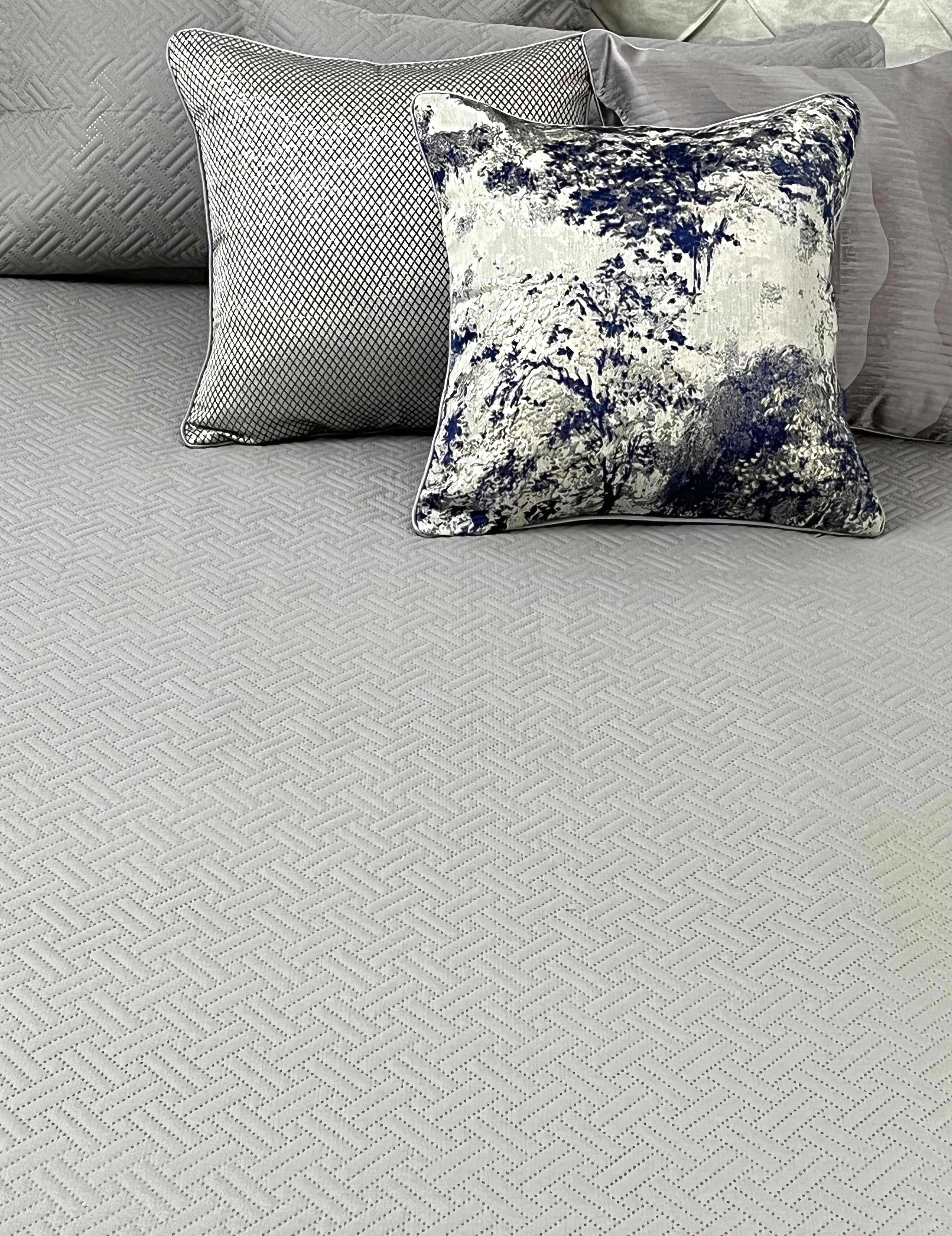 Light Grey King Size Ultrasonic Bedspread I Bedcover With 2 Pillow Covers (Luxurious, 90x100 Inches)