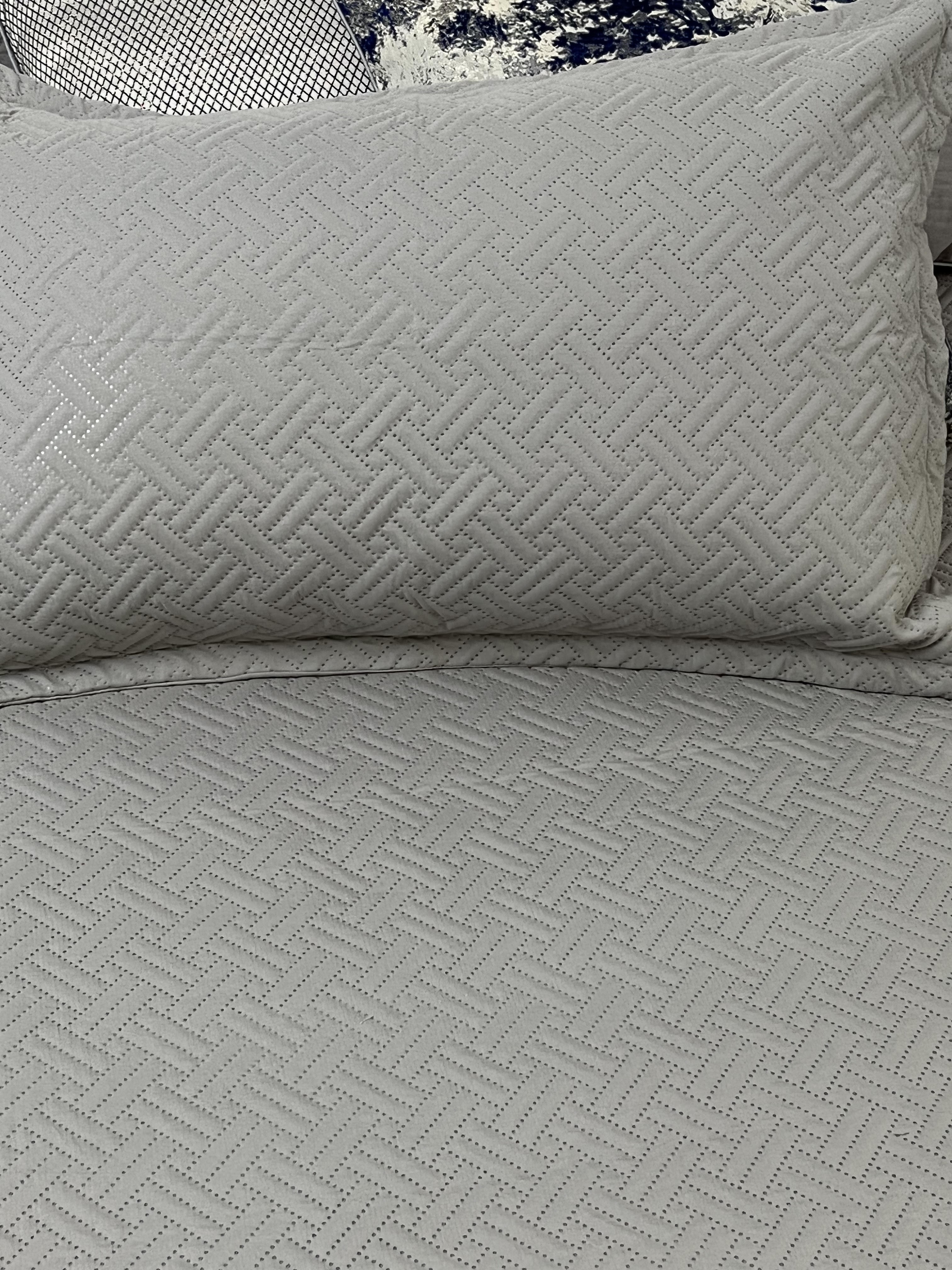 Light Grey King Size Ultrasonic Bedspread I Bedcover With 2 Pillow Covers (Luxurious, 90x100 Inches)